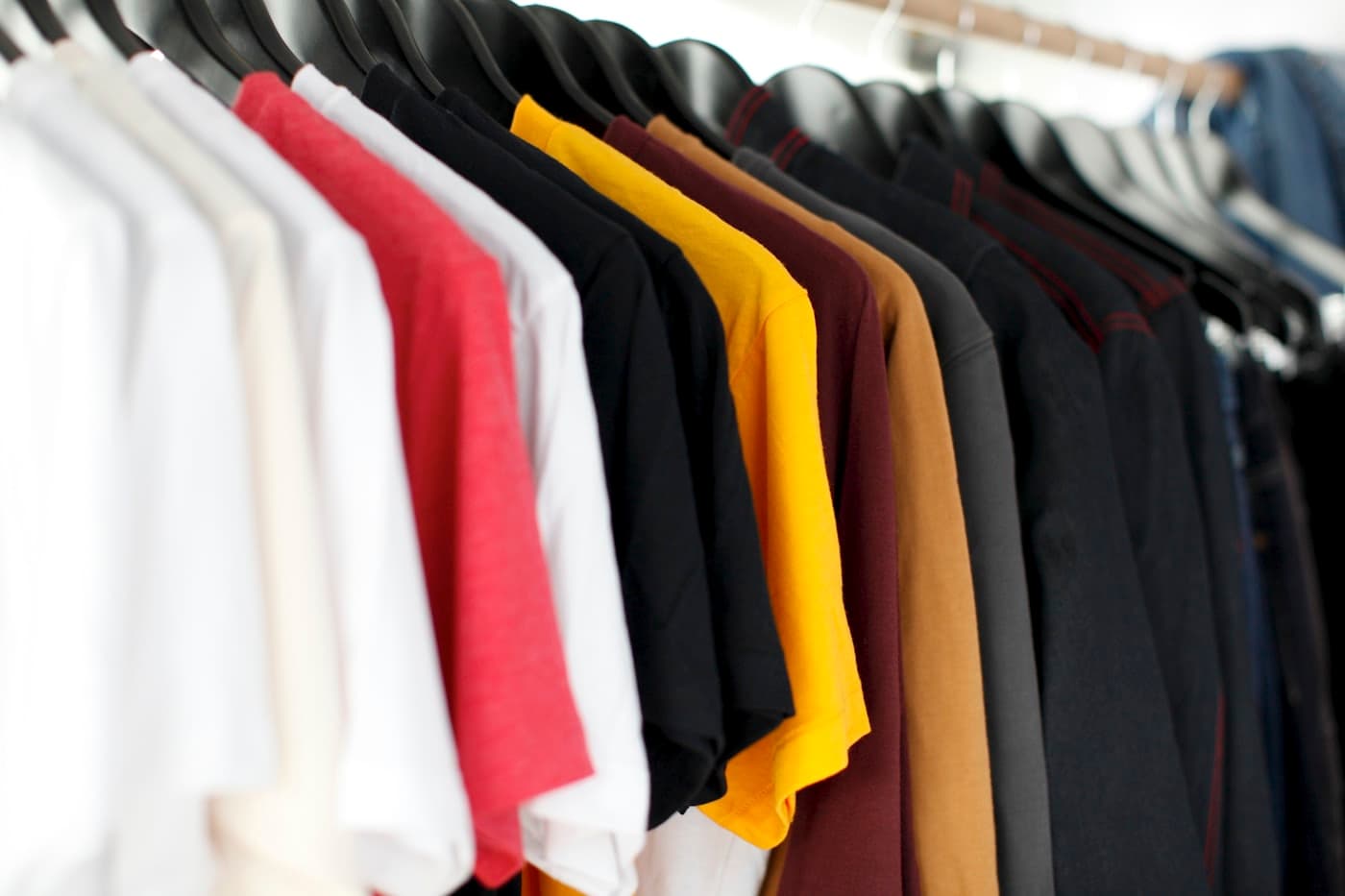 Portant de t-shirts de couleurs variées